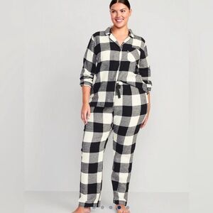 Old Navy Black and White Plaid Pajama Set